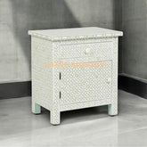 Mesita de noche con diseño geométrico de 1 cajón y 1 puerta con incrustaciones de hueso, color verde salvia | Mesita de noche con diseño geométrico de 1 cajón y 1 puerta con incrustaciones de hueso, color verde salvia